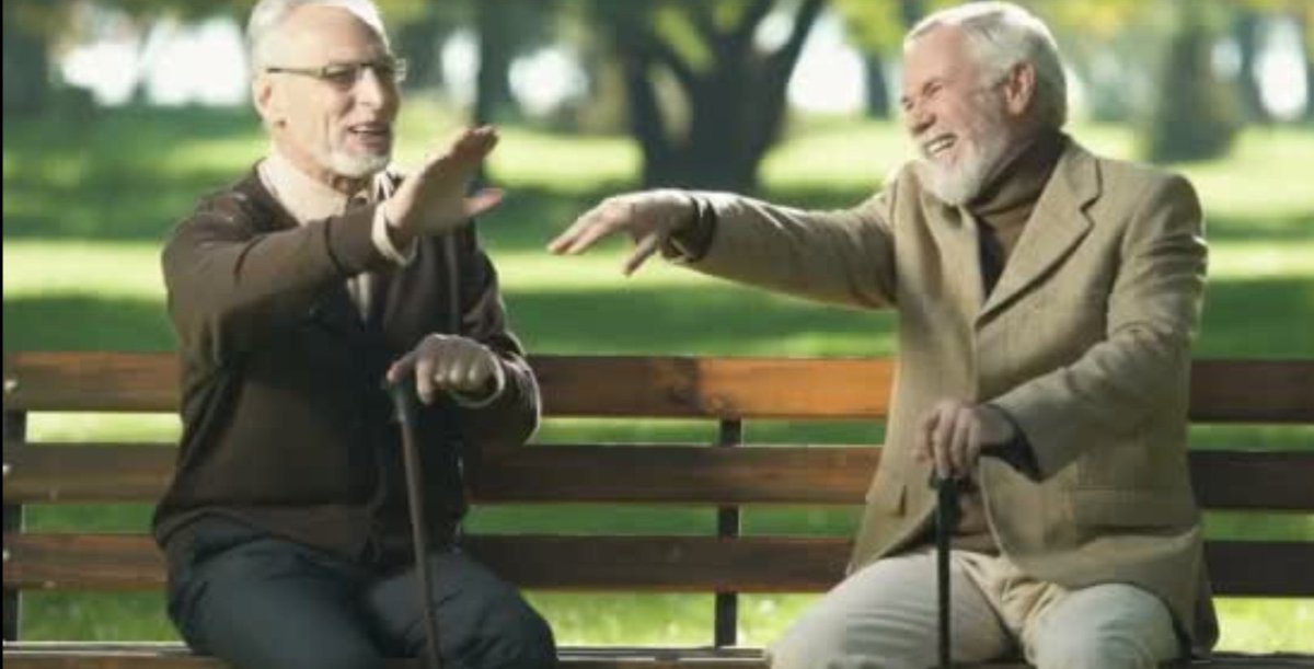 Два деда быстро. Старики беседуют. Двое пожилых мужчин беседуют на скамейке. Два Деда на скамейке беседуют. Два Деда.