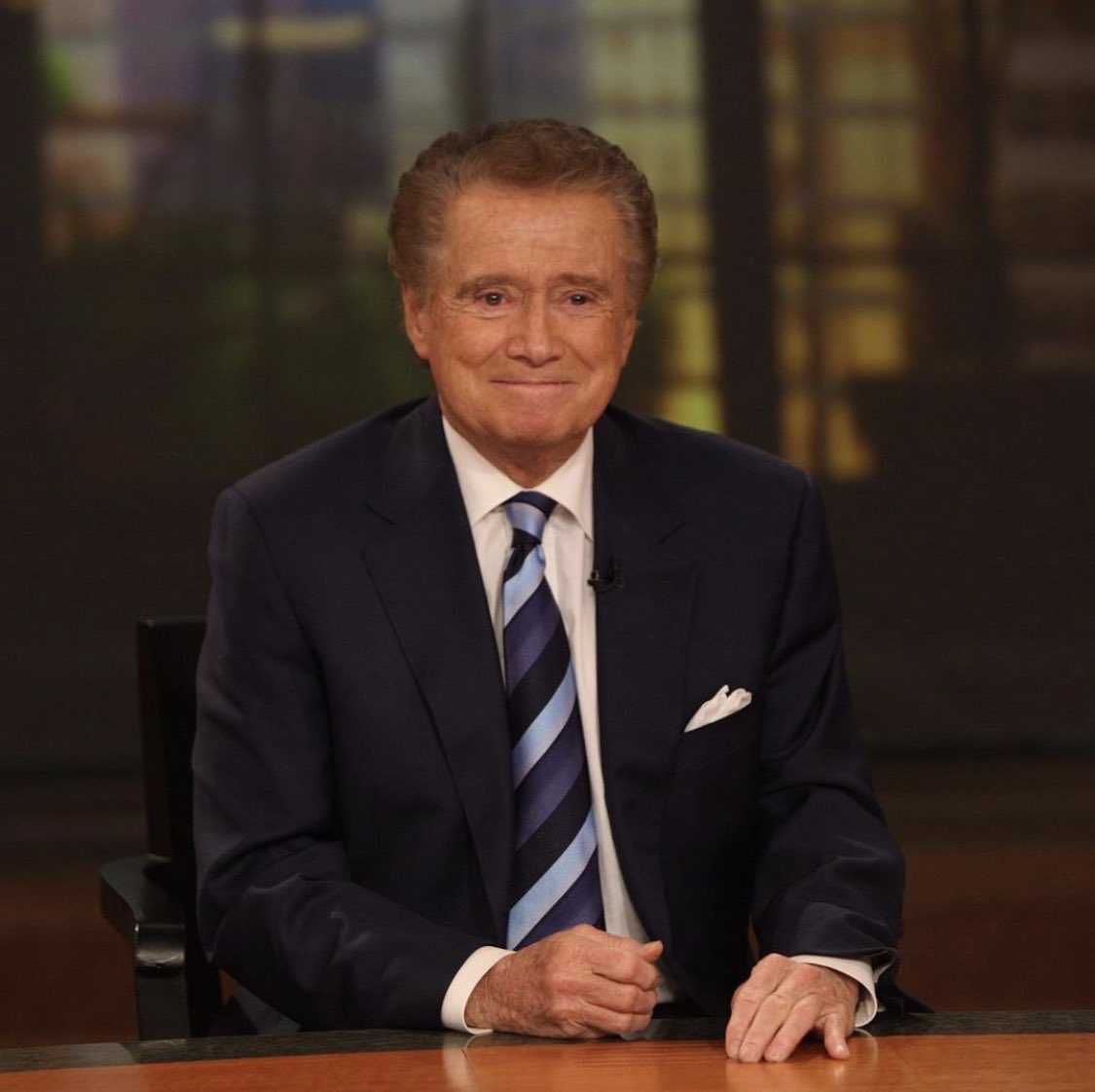 AlexRolandC's tweet photo. Regis #Philbin, presentador del programa concurso 'Quién quiere ser millonario' fallece a los 88 años . https://t.co/SxFDlyKefV