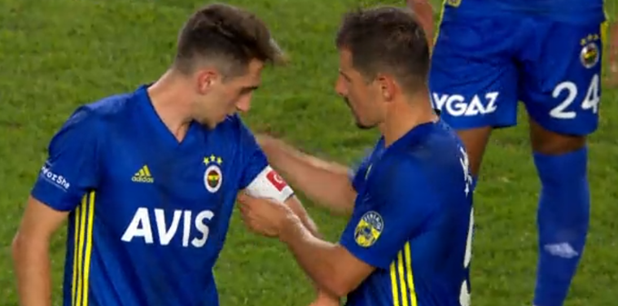 Picture of the day: retiring legend Emre Belözoğlu gives the captain armband to 16-year-old Ömer Faruk Beyaz. 😍