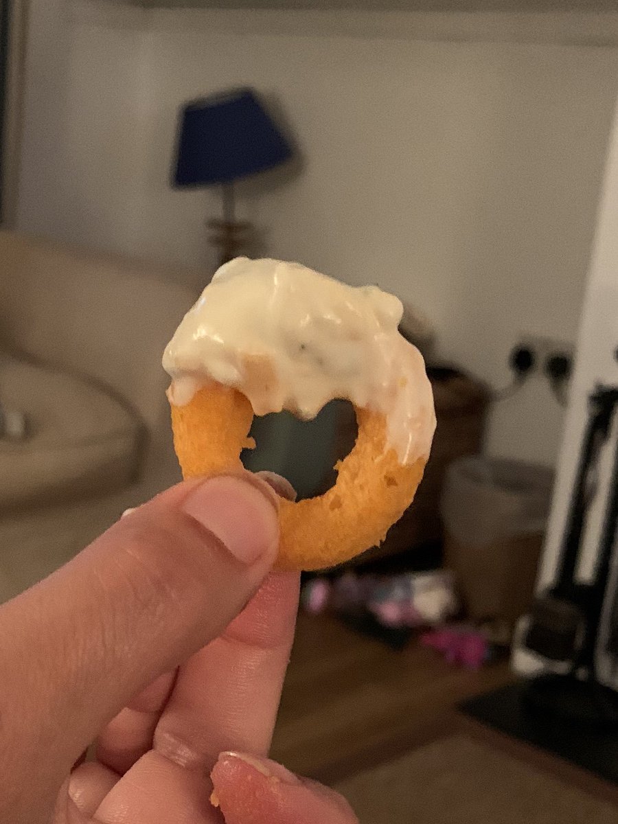 JournoBird's tweet photo. Latest #snackgenius: cheap, corner shop onion rings smothered in Waitrose cheese & chive dip 😋 👌🏼 https://t.co/sMX0cSrRWL