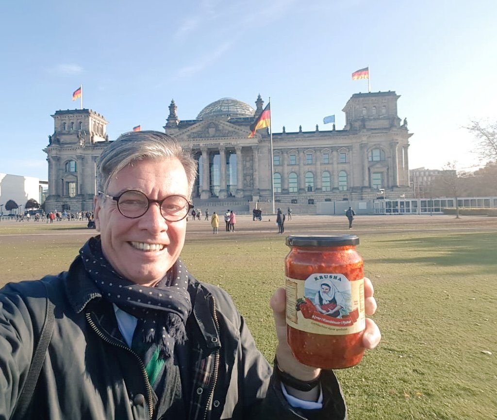 adrianberishaa's tweet image. Kur jemi te ajvari 🌶

Ish-ambasadori gjerman @GermanAmbKOS ne Berlin duke promovuar produktin per merak te pregaditur nga duart e arta te grave te kooperatives KRUSHA. 😍

#kosova #ajvar #krusha