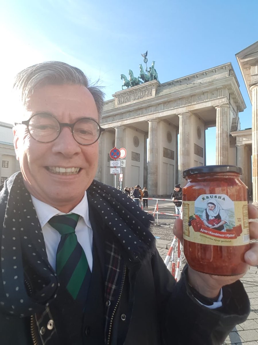 adrianberishaa's tweet image. Kur jemi te ajvari 🌶

Ish-ambasadori gjerman @GermanAmbKOS ne Berlin duke promovuar produktin per merak te pregaditur nga duart e arta te grave te kooperatives KRUSHA. 😍

#kosova #ajvar #krusha
