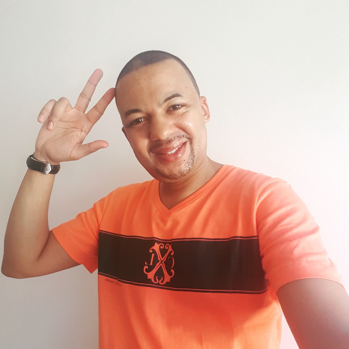 FlexTleVrai's tweet image. New Selfie bon Samedi mes flexteuses flexters a 1sem de mon Bday 38 piges en ChristianLacroix bi1sur la classance ! Retrouvez la photo sur mon instagram: flextcompteofficiel alors Abonnez et vous suivez moi profil public! 😎🍹#FlexT#Rapstar#