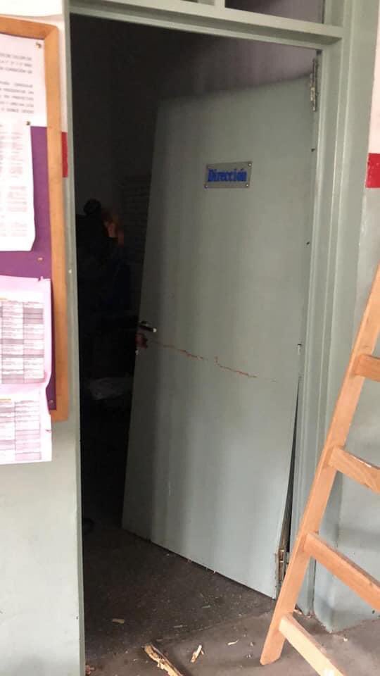 posicionpilar's tweet photo. QUINTA VEZ EN EL AÑO QUE ROBAN LA SECUNDARIA 4 DE DEL VISO 👎🏼

La falta de patrulleros y personal policial, se repite en todas las localidades.

Ni el Municipio ni la Presidenta del Consejo Escolar @Victoriacareyok parecen tener ideas para solucionar esta problemática. https://t.co/F1w1GELsby