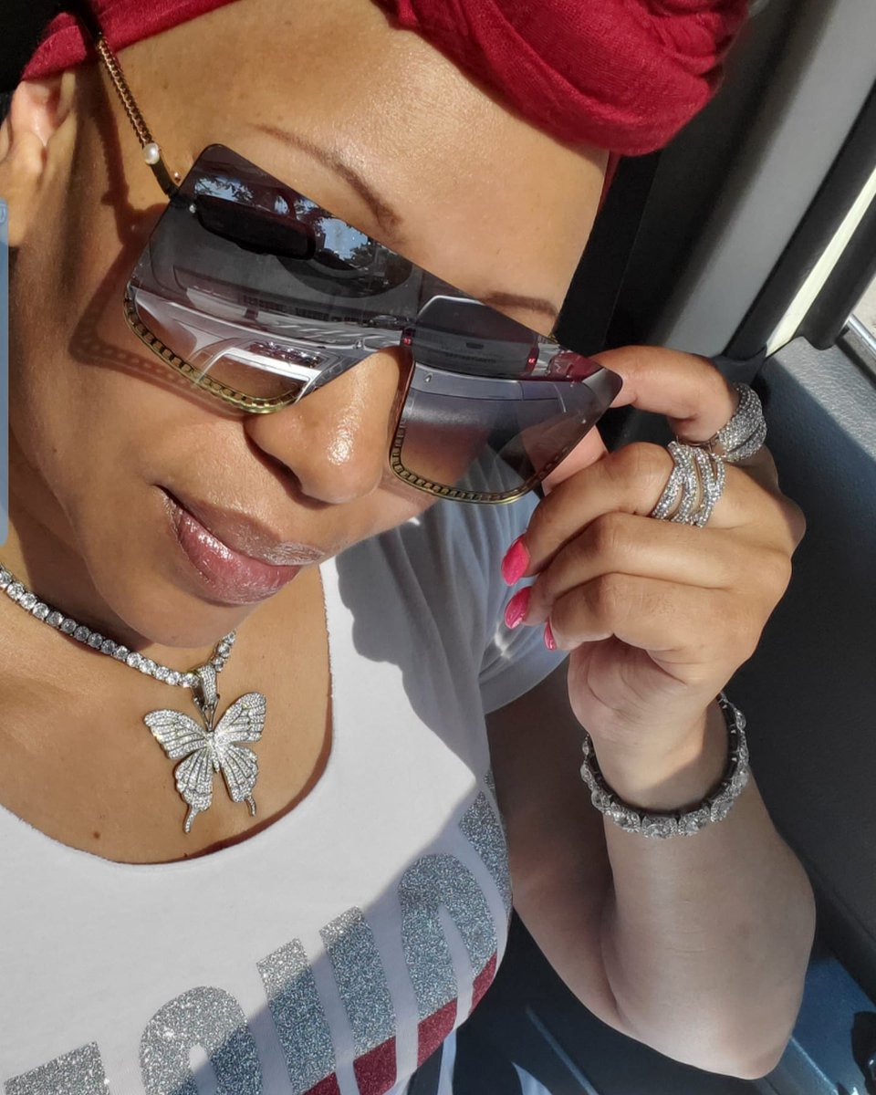 missblount's tweet photo. Check out our accessories and other items at https://t.co/pwptcp07Hz.   Follow on IG @glamfind_
#sunnies #fashion #shades #eyewear #style #love #mua https://t.co/wzIeeXyVUL