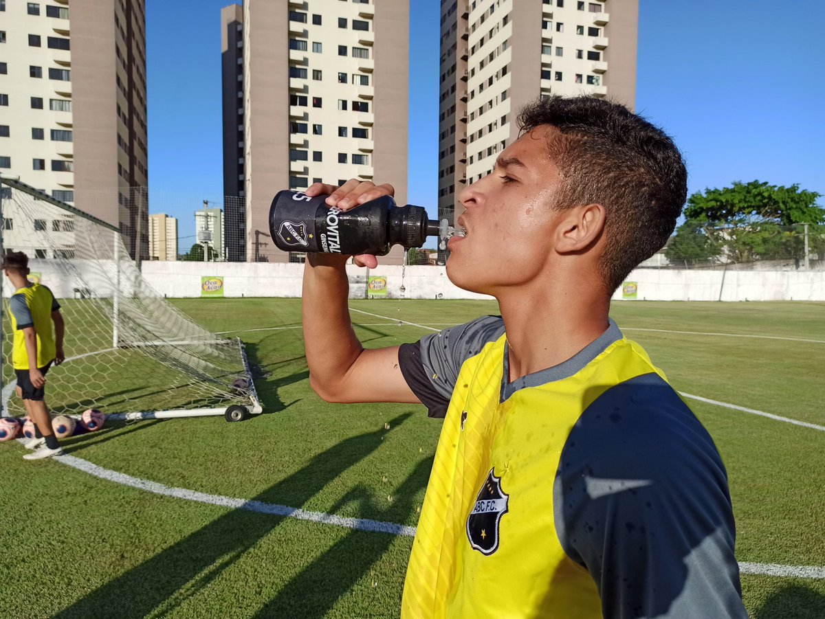ABCFC's tweet photo. ⚫⚪ No intervalo entre uma atividade e outra, importante hidratar. 💧

Seguindo o protocolo, cada jogador com sua garrafa de hidratação. 

#ABCFC
#Gerovital 
#Gerovitalizando 
#Ginseng #EnergiaGerovital #GeroImunidade
#OMaisQueridoDoRN https://t.co/WGKtbg0ojr