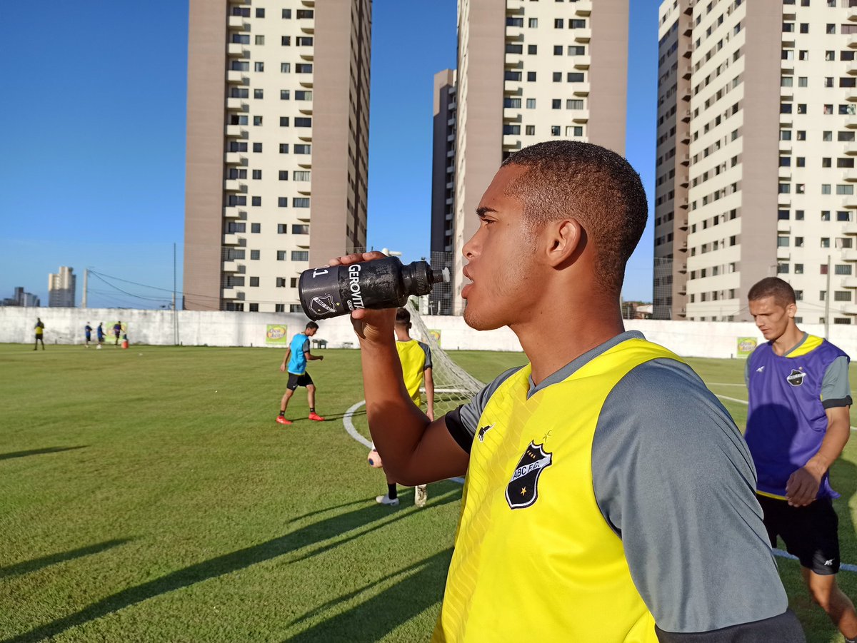 ABCFC's tweet photo. ⚫⚪ No intervalo entre uma atividade e outra, importante hidratar. 💧

Seguindo o protocolo, cada jogador com sua garrafa de hidratação. 

#ABCFC
#Gerovital 
#Gerovitalizando 
#Ginseng #EnergiaGerovital #GeroImunidade
#OMaisQueridoDoRN https://t.co/WGKtbg0ojr