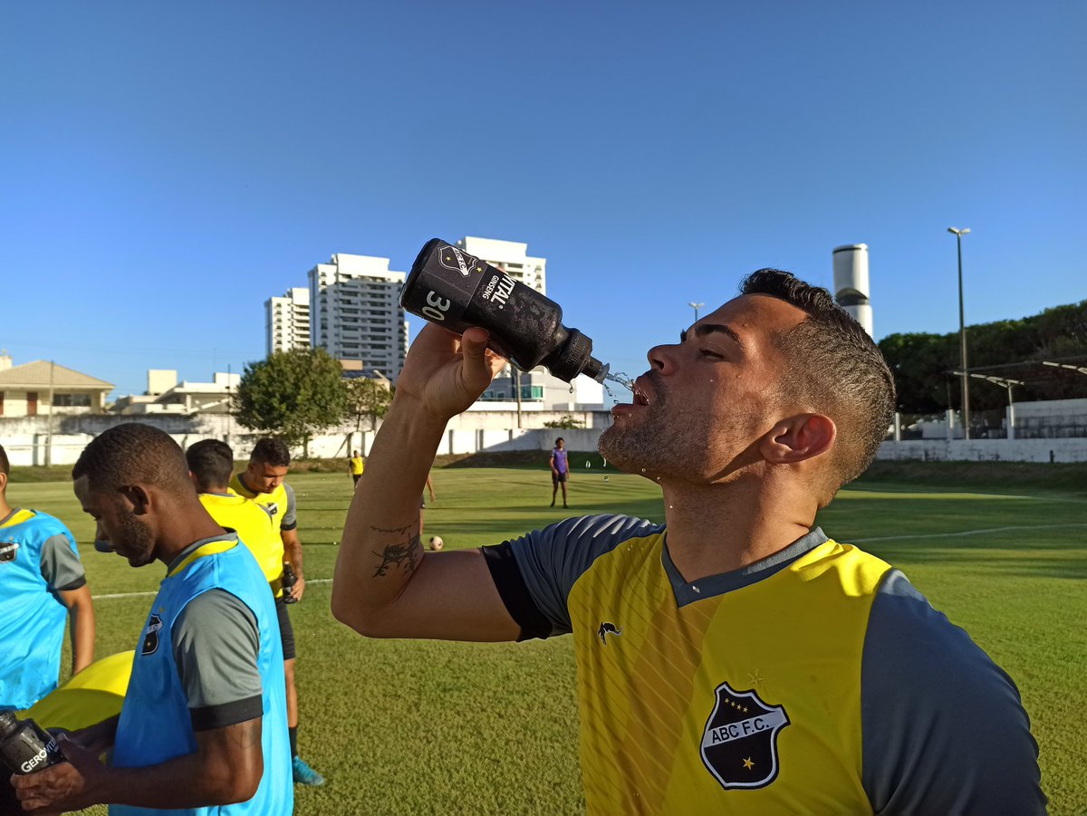 ABCFC's tweet photo. ⚫⚪ No intervalo entre uma atividade e outra, importante hidratar. 💧

Seguindo o protocolo, cada jogador com sua garrafa de hidratação. 

#ABCFC
#Gerovital 
#Gerovitalizando 
#Ginseng #EnergiaGerovital #GeroImunidade
#OMaisQueridoDoRN https://t.co/WGKtbg0ojr