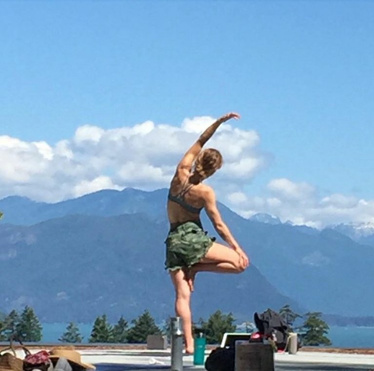 FYeahEBRupdates's tweet photo. .piedaterrediane : Birthday Yoga 🧘‍♀️ with @emilybett @allymaz over 6000$ raised for #IRC @rescueorg this morning #yoga #ontheroof ☀️💚 #emilysbirthday 🎂#practiceresponsibly #SafeDistanceSale 

[https://t.co/Ih9qRg8YPD] https://t.co/jqlyRH2VzQ