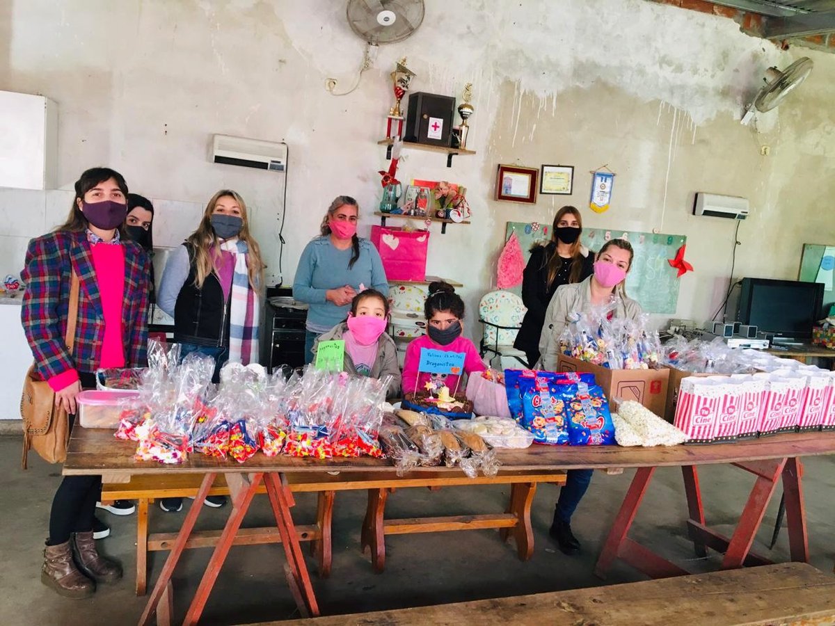 JuninPensar's tweet photo. El merendero Los Dragoncitos de nuestra ciudad cumplió 13 años y lo acompañamos colaborando con tortas, budines y golosinas.

Felicitamos a Sandra y a todos los voluntarios que dedican parte de su tiempo para ayudar a otros. 
¡Felicidades 🎉🎉🎉! https://t.co/vZrgMgqPzQ