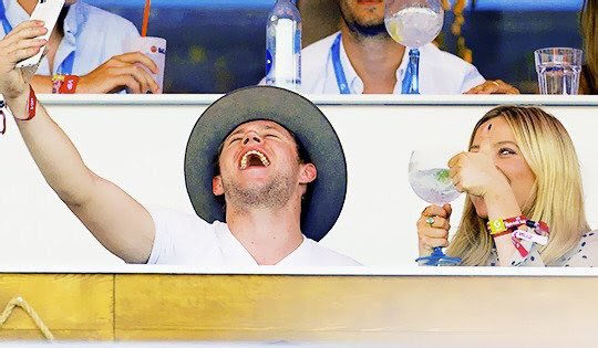 Mandy_Koehler's tweet image. Guerra contra outros fandons é passado. O negócio é se voltar contra os ídolos #OneDirectionVSDirectioners #10yearsOf1D