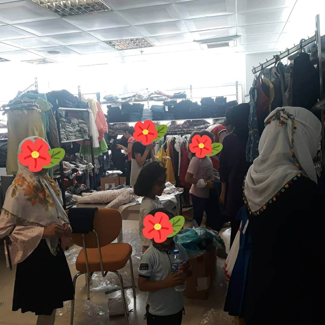 kizilaysirnak's tweet photo. İhtiyaç sahibi insanların, mazlumların ve yetim çocuklarımızın her zaman yanında olan Kızılay ile Hayat Bayram Olsun. Yaklaşan #KurbanBayramı  öncesi çocuklarımızı bayramlıklarla sevindirmeye devam ediyoruz.
Bu Hilâl #SensizOlmaz 
#HilalOlsun Türkiye 🇹🇷 https://t.co/GzyVEGXBCI