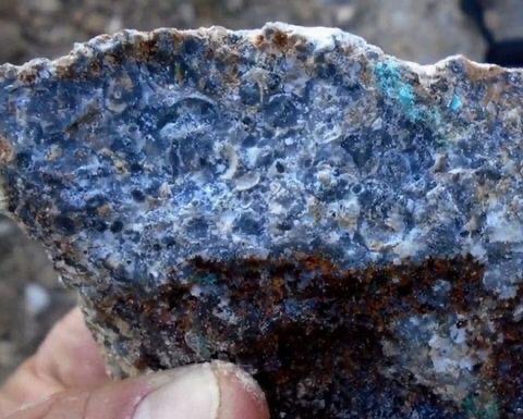 presença no Congo era por razões de autodefesa, mas sua exploração contínua da riqueza de recursos naturais do Congo levou muitos a acreditar no contrário. A RDC possuí um dos maiores depósitos do mundo de Coltan, um mineral essencial na produção de bens de alta tecnologia