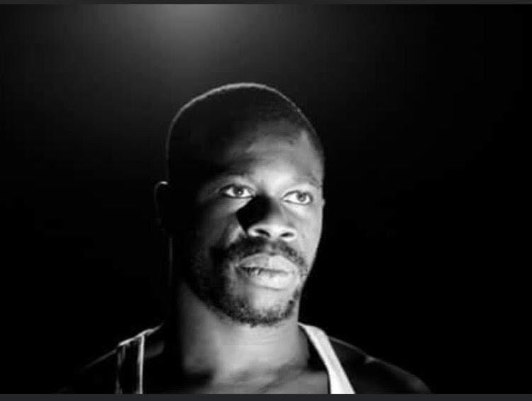 leonismos's tweet photo. Este homem chama-se Bruno Candé. Era pai, ator premiado, sobrevivente de um atropelamento - que não o parou - e um “ser humano excecional”. Morreu aqui ao lado, em Moscavide, brutalmente assassinado por alguém que já lhe tinha proferido insultos racistas. Ñ há racismo cá, não é? https://t.co/njgMZEebA7