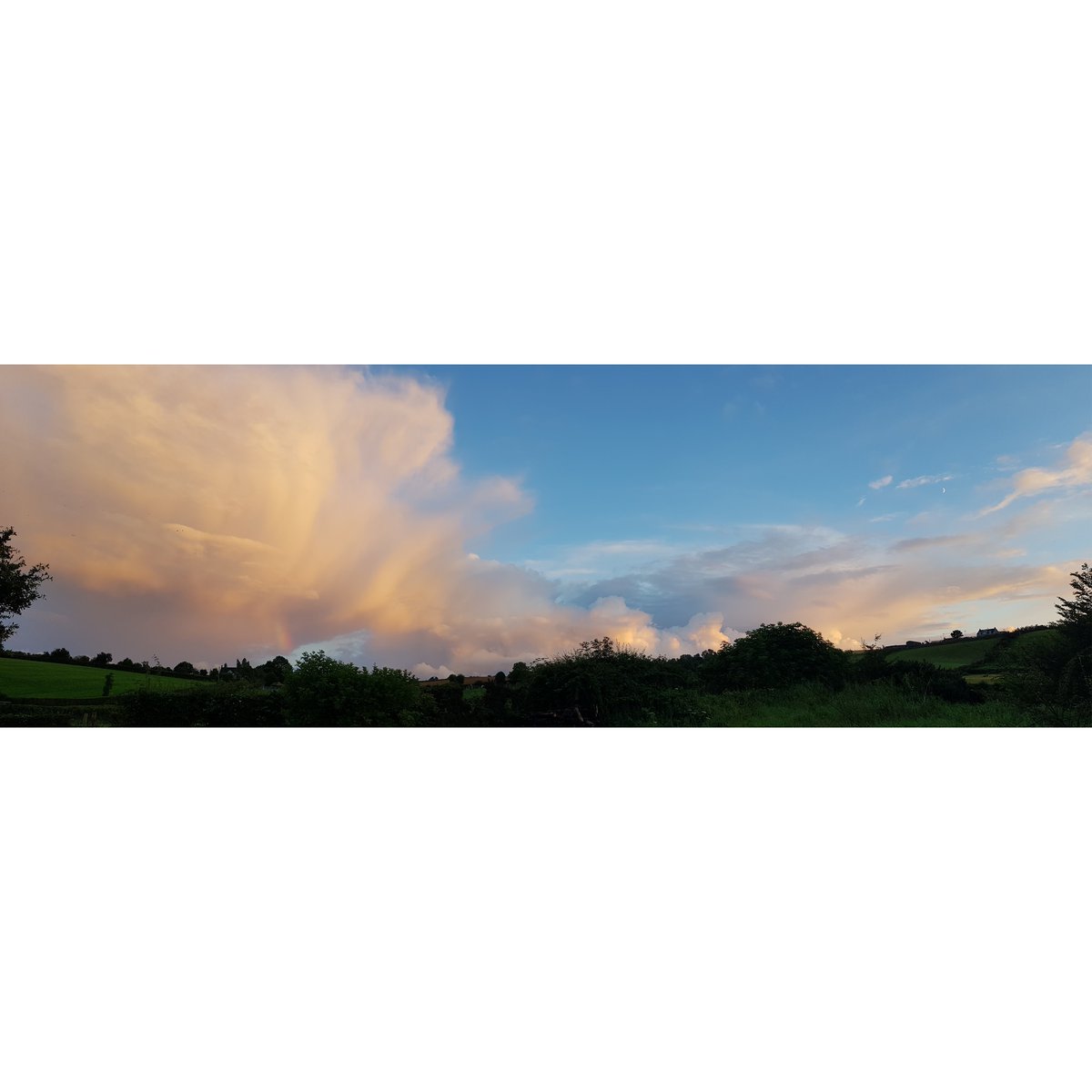 JoC_028's tweet photo. Mother Nature doing her thing!
No filter needed.
.
.
#MotherNatureDoingHerThing #MotherNatureRocks #MotherNature #nofilter #nofilterneeded #beautiful #summerevening #clouds #tinyrainbow #sky #moon #Nature #goodforthesoul https://t.co/P3rU5lm0Ip