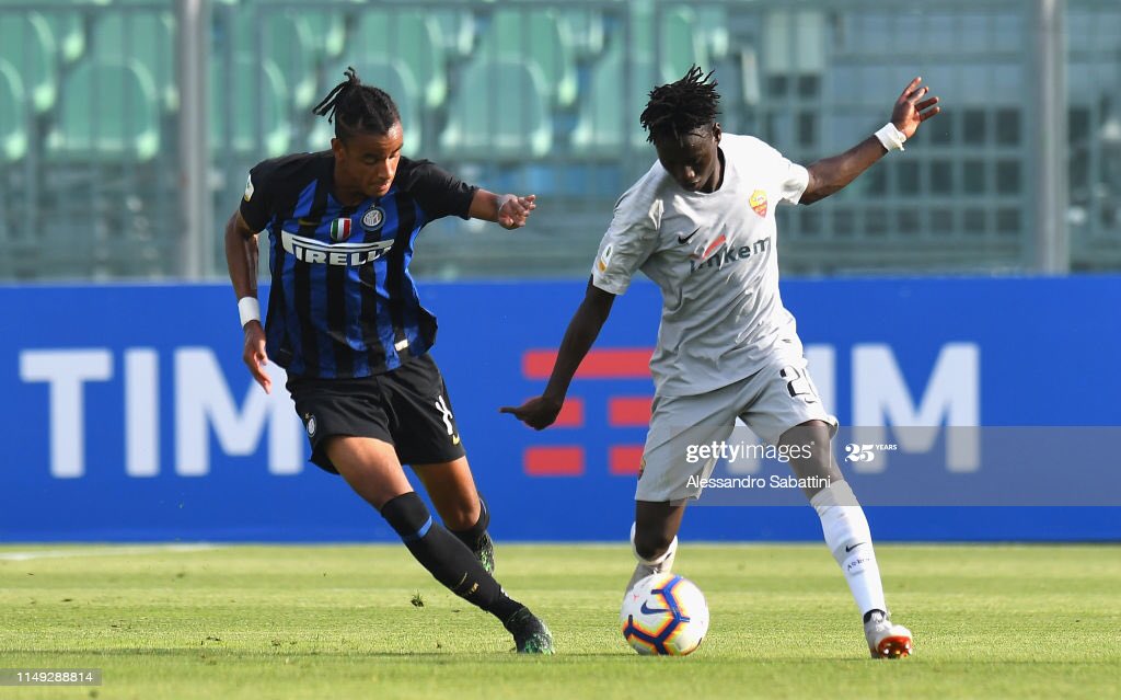 El último es Ebrima Darboe, probablemente el de menor nivel de los 4. Juega de mediocampista defensivo en la Roma Primavera, nació en 2001, tiene 19 años y su debut en la primera división todavía no llegó.