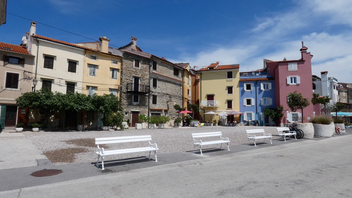 TravelTedaldi's tweet photo. Colourful seafront buildings &amp; a funny street name or two - Yes, we are childish, but when is a street called Arse not funny! @feelslovenia @exploringslovenia #PostLockdownBucketlist #Piran #Slovenia #ifeelsLOVEnia #TravelSlovenia #ExploreSlovenia #TheTravellingTedaldiInSlovenia https://t.co/drZCkfRDcI