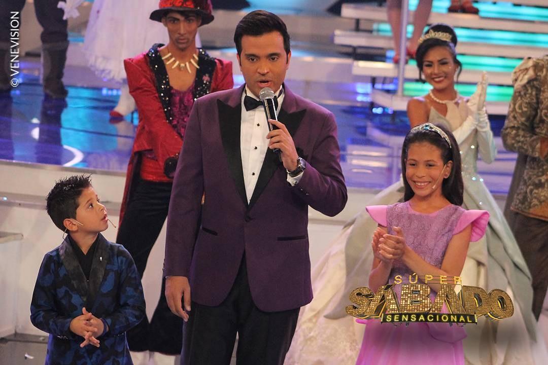 sssvenevision's tweet photo. Nuestras #MiniEstrellas ⭐ están en los corazones de los venezolanos 🥰 y nos alegramos cada vez que revivimos una gala dedicada a ellos 👏🏻 ¡Mira como el sensacional @Henrys_Silva ✨ le dió la bienvenida al intelectual #JPOficial 🙆🏻♂️ y a la hermosa #MichelleDíaz en esa edición! 😍 https://t.co/R5gwhSnG8J