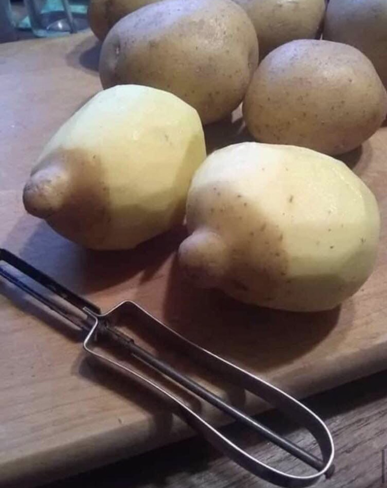 Похож на картофель