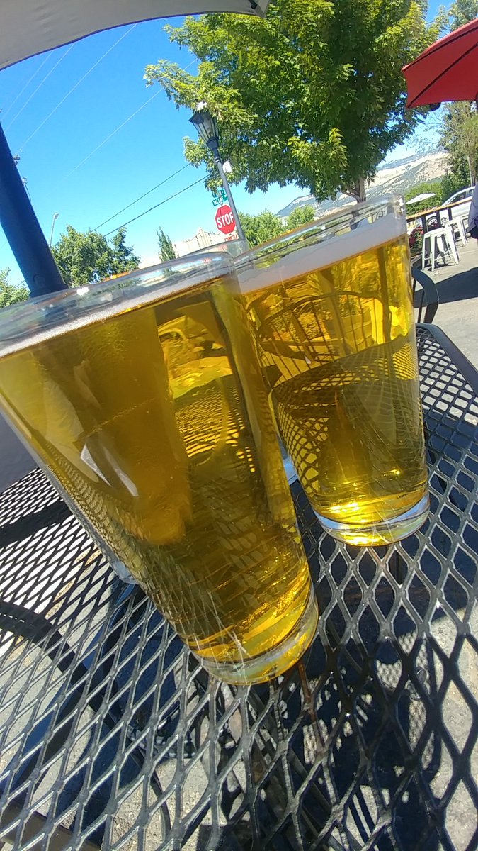RealPhilipLee's tweet photo. QUICK! What're we havin???
#JMoneyMemorial #Cheers #TalentOR https://t.co/ODBQNTxVDA