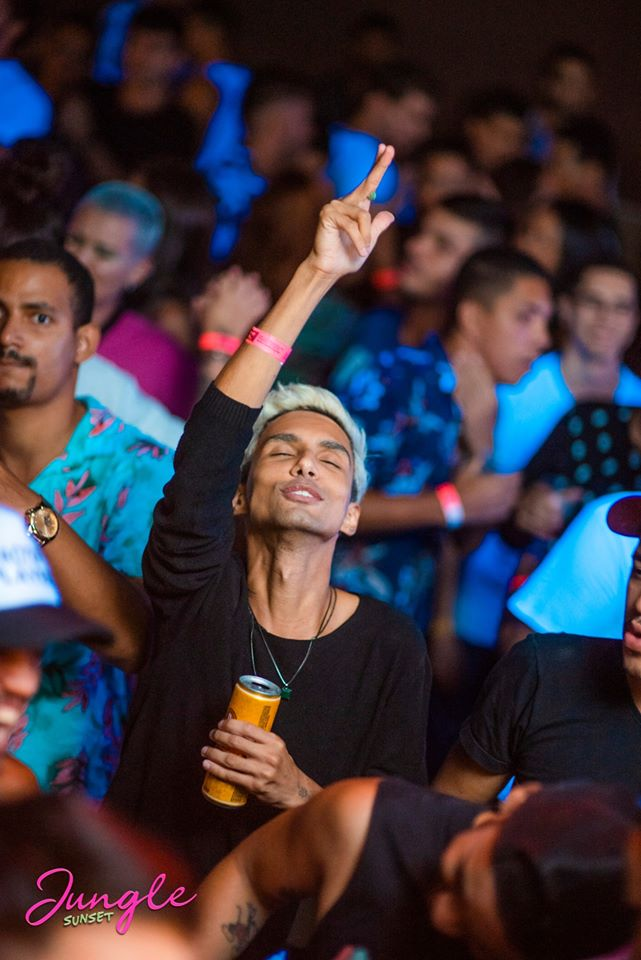 antimofo's tweet photo. TOP 10 MOMENTOS DA VIDA NOTURNA NA ANTIMOFO:

9 - QUANDO O DJ TOCA AQUELA https://t.co/n4rfHesEYW