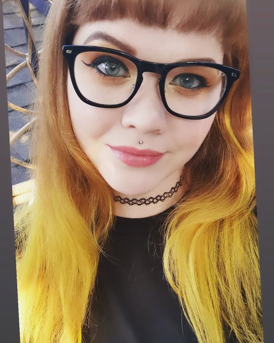 Which do you prefer.. My eyes or my ass? 😇👉👈 https://t.co/x8HLiKTDOd<a href="/tag/mvsales"class="tags"><span>#mvsales</span></a>