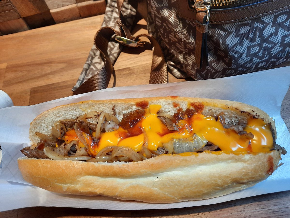 LadyMaronie's tweet photo. #cheesesteak #TheHague https://t.co/wBQfcB5Xd0