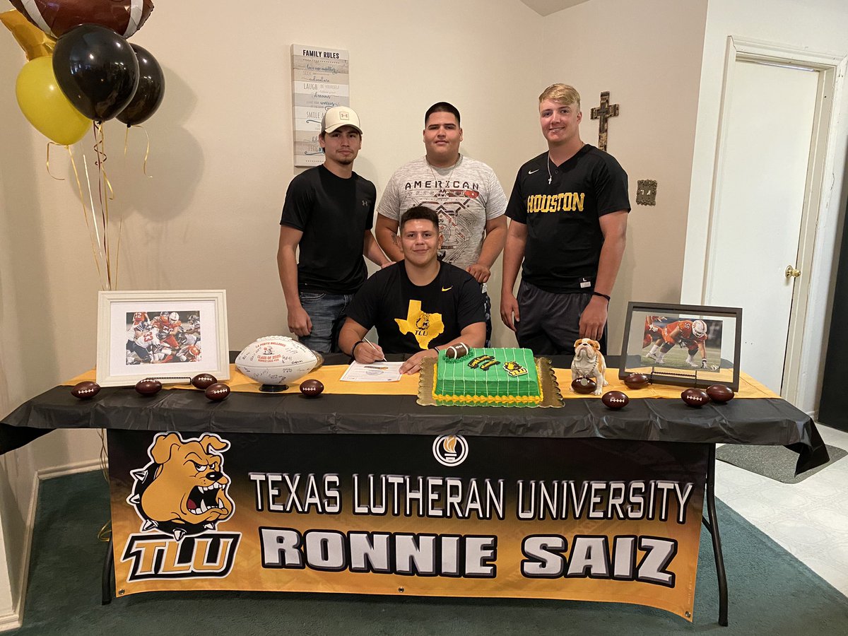 YSLRonnie's tweet photo. It’s official ✍🏽 #GoBulldogs 💛🐶 @Coach_JoFo @TLU_Football @tluathletics https://t.co/ILMe40y4bY