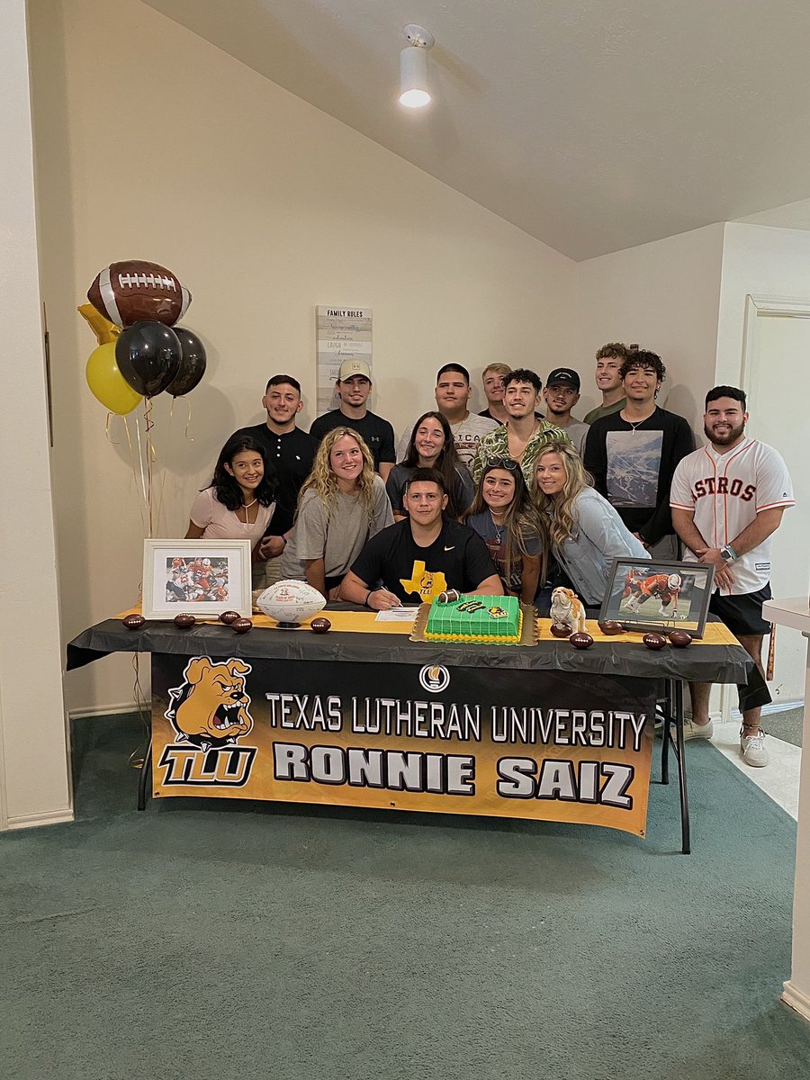 YSLRonnie's tweet photo. It’s official ✍🏽 #GoBulldogs 💛🐶 @Coach_JoFo @TLU_Football @tluathletics https://t.co/ILMe40y4bY