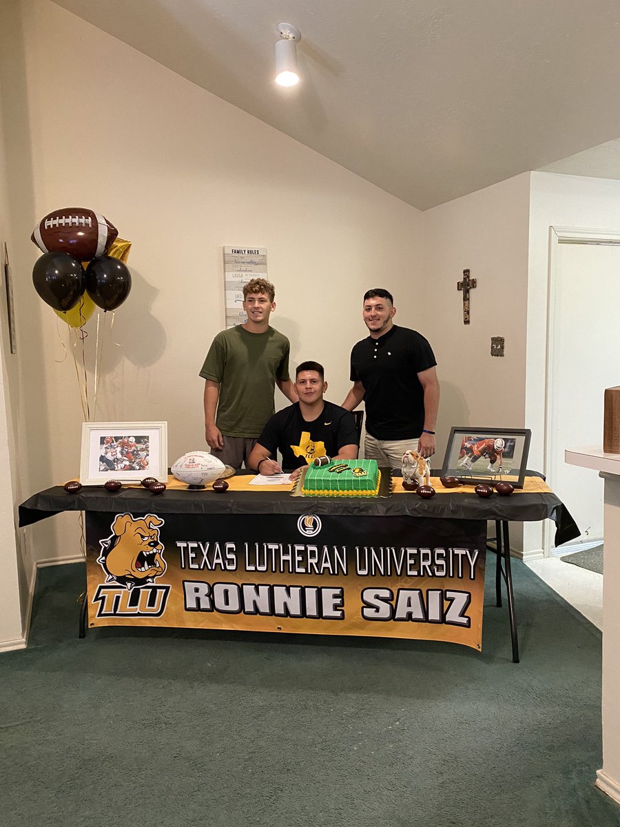 YSLRonnie's tweet photo. It’s official ✍🏽 #GoBulldogs 💛🐶 @Coach_JoFo @TLU_Football @tluathletics https://t.co/ILMe40y4bY