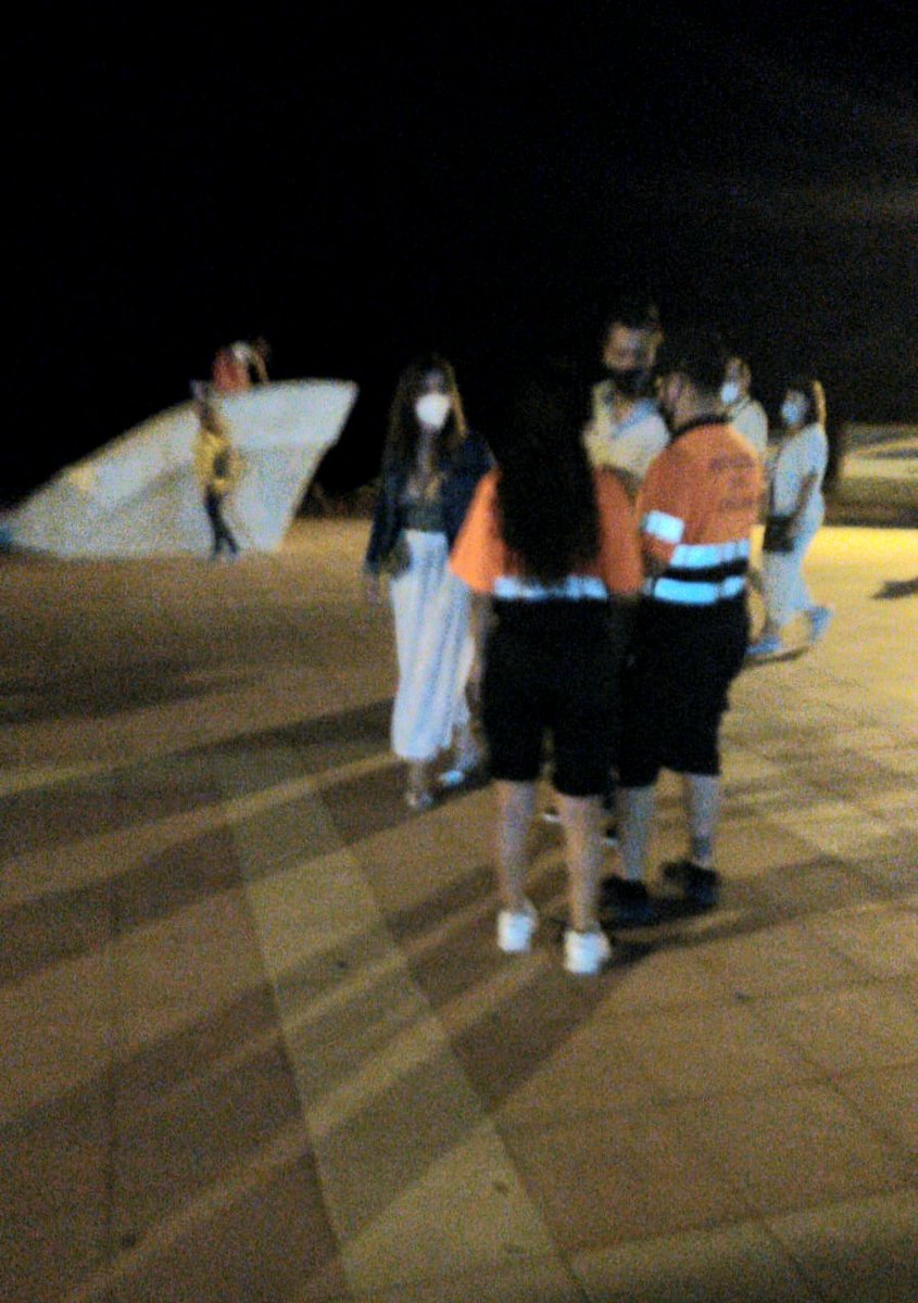 ProCiv_Chiclana's tweet photo. ¿Piensas que el operativo frente al COVID19 finaliza con la hora de baño 🏖? Seguimos concienciando e informando del #usoObligatorio de la mascarilla. #LaFuerzaDelVoluntariado 💪🏽 https://t.co/v7hL1ePRJ3