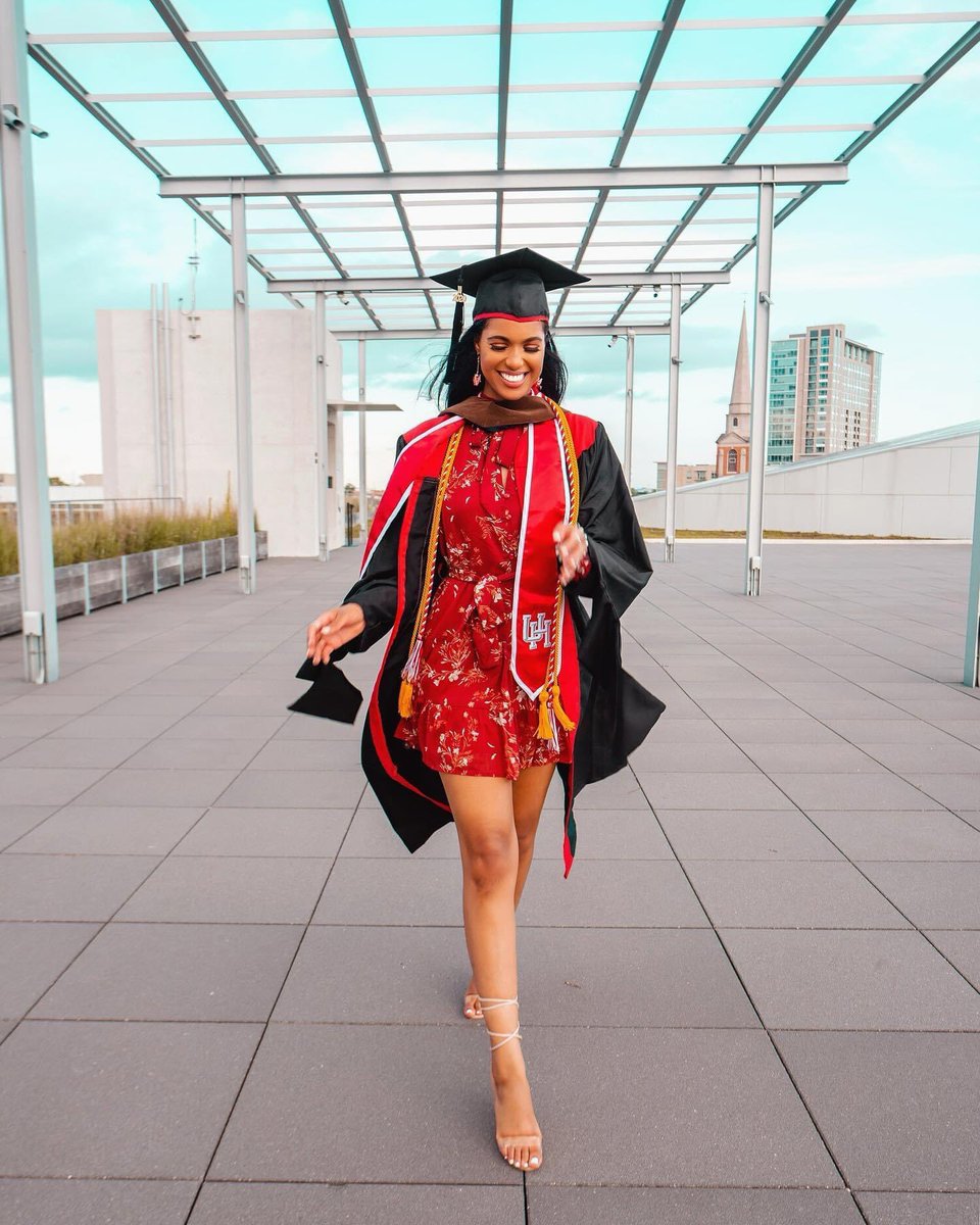 amiraliela's tweet photo. Oh yea, I’m a Summa Cum Laude Master. 🎓👩🏽‍💻✨✊🏽👩🏽‍🎓♥️ • 📸: @Palomopalooza #classof2020 https://t.co/CaWuUIJOPv