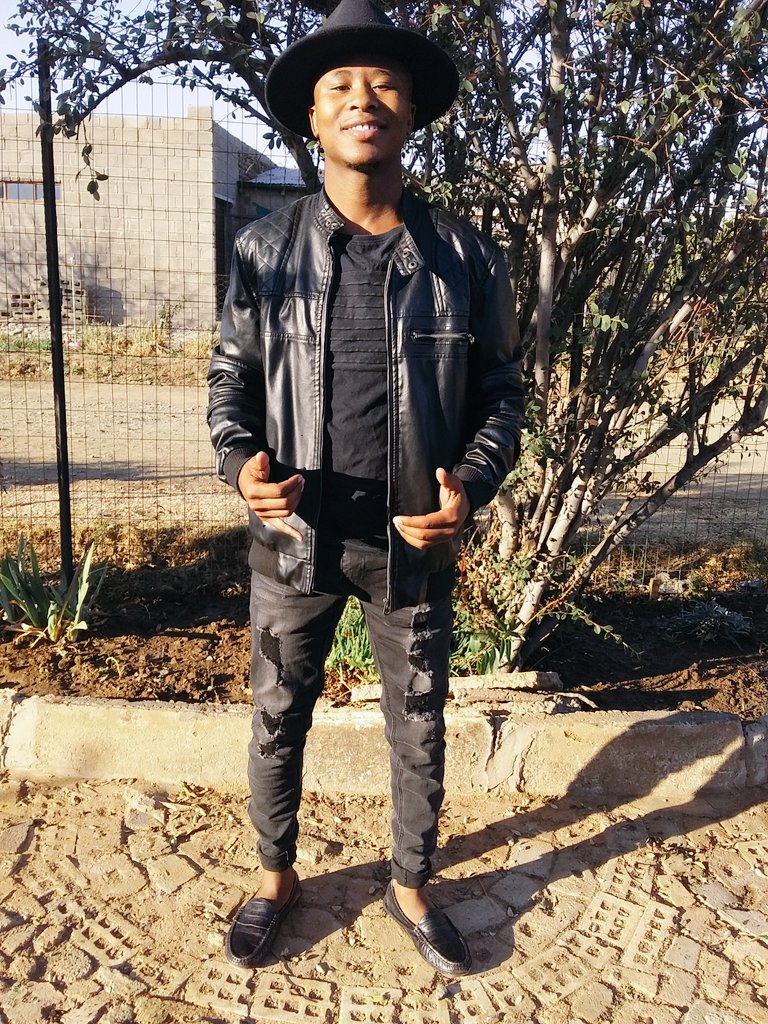 Gontse2152's tweet photo. ManInBlack😻❤🙊😻😍 https://t.co/FmAY29OfnN