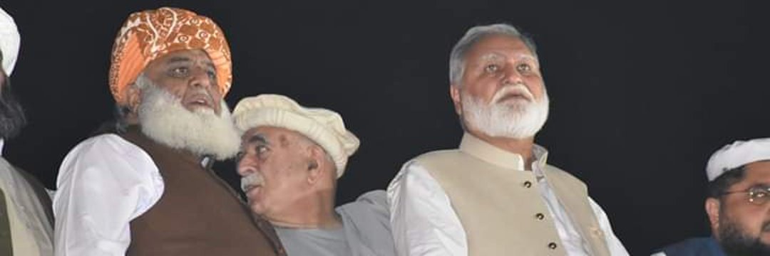 RahmatullahSok6's tweet photo. مولانا فضل الرحمن کی سیاست پر سوالات اٹھانے والے نابالغ اور ناتجربہ کار ہی ہوسکتا ہے.
مولانا سیاست میں وہ اہمیت اختیار کرچکا ہیں.
جو پاکستانی سیاست کی تاریخ میں کسی کو حاصل نہیں.
#Rahmat sokari. https://t.co/a5NeKfS4aa