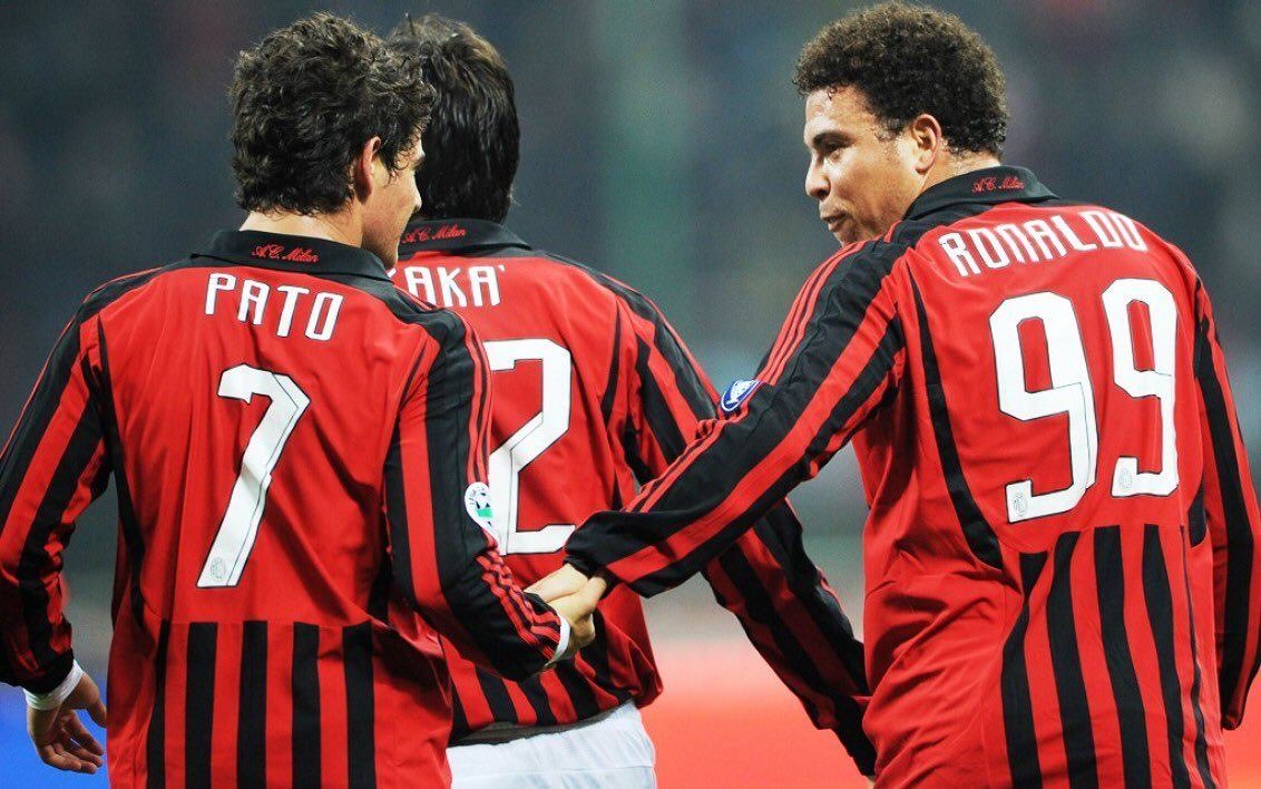 lnstantFoot's tweet image. Pato : « Quand je suis arrivé à Milan, à 17 ans, au vestiaire, j’étais assis entre Ronaldo et Maldini. En face, il y avait Kaka. R9 m’avait montré une revue Playboy et m’avait demandé si je voulais être dans son camp ou si je préférais être dans celui de Kaka (plus religieux). »