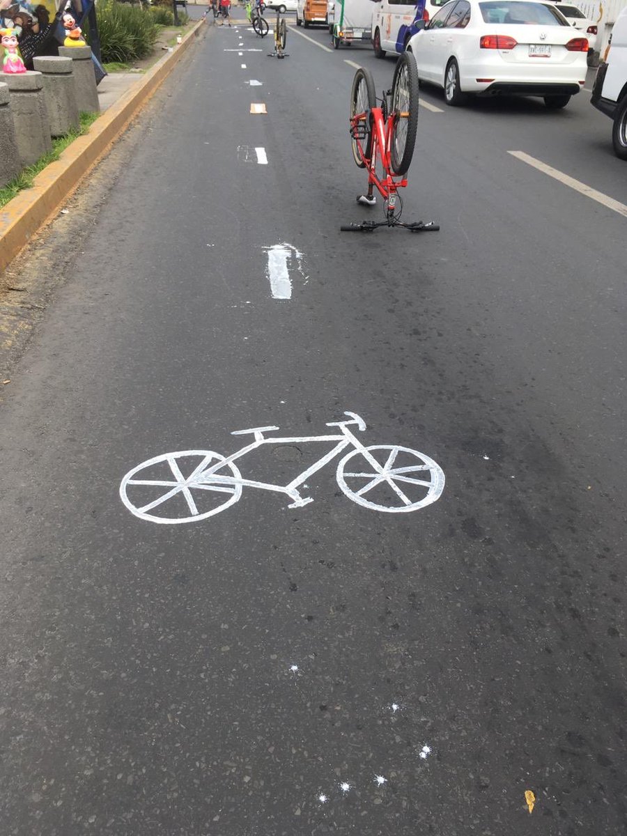 xtrevi's tweet photo. El activismo en Neza probando en campo su propuesta de ciclovía emergente en Av. Pantitlán. No quitan carriles, solo aprietan un poco los existentes. Que sean buenos tiempos para el trabajo colaborativo sociedad-gobierno. Toca apoyar a los ciudadanos propositivos 👊 https://t.co/Fp9oPJ84bm