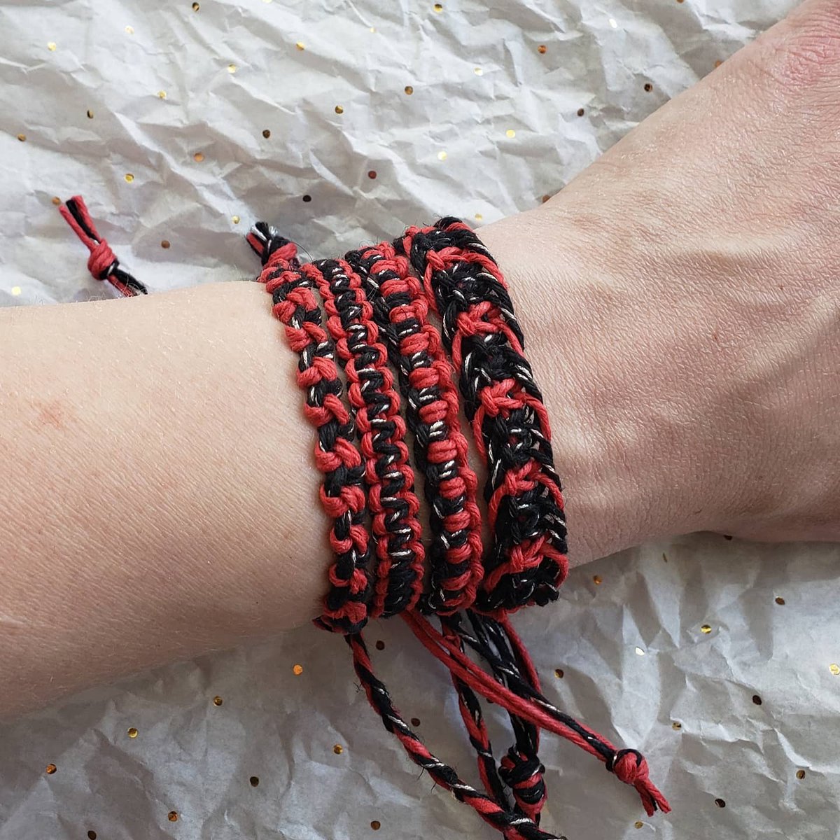 knottyintrovert's tweet photo. Found two nearly full spools of #hemptique cord in a forgotten area of my craft stash and they just happened to be the perfect pair for a bracelet set! All four of these are adjustable fit 🖤❤ #redandblack #macramebracelets #hemptiquecraft #knotty_introvert_creations https://t.co/aIibPmucKn