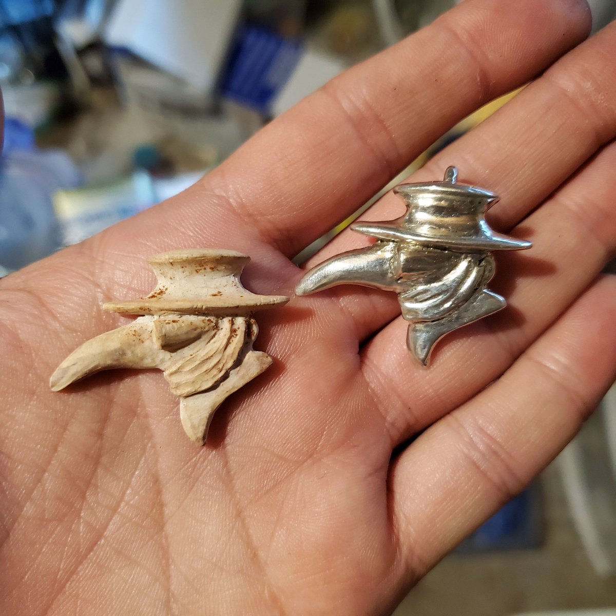 LilacHarlequin's tweet photo. Plague Doctor Mask pendants cast in silver. For sale on my Etsy (link in bio)
#plaguedoctor #silver #doctormask #silverpendant #2020plague #covid19 #coronavirus #Quarantine #fire
#sandcast #delftclay #lilacharlequinstudio #makearteveryday #jewelryforsale #Coloradoartist https://t.co/2grGaTJjZ6