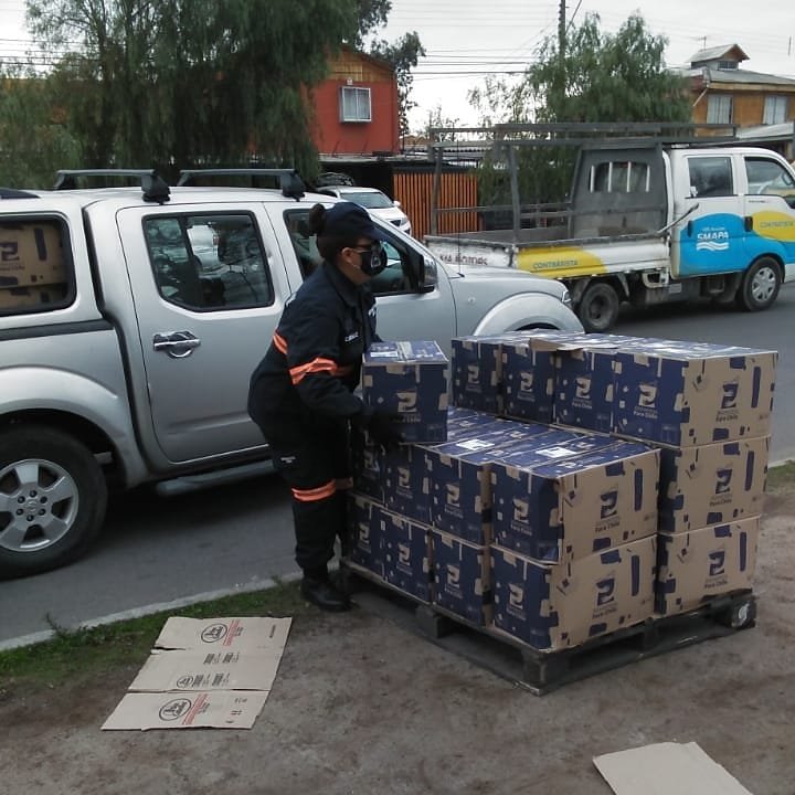 defensa_a's tweet photo. Esta semana nuestro personal de instructores y voluntarios comenzaron a entregar las Cajas de mercaderías 2.0, prestando apoyo a la municipalidad de Pedro Aguirre Cerda con el fin de llegar lo más pronto posible a cada hogar de nuestra comuna. https://t.co/2BNqkyWEdv