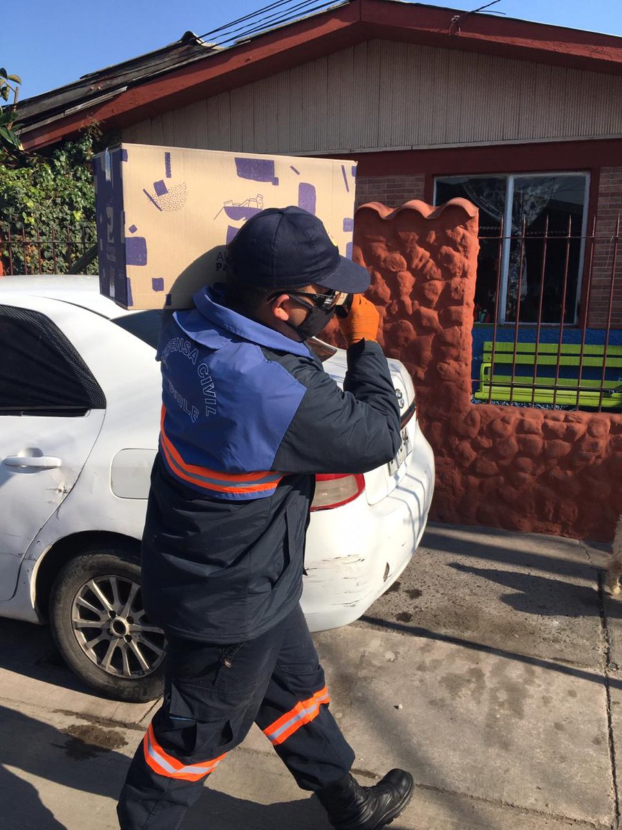defensa_a's tweet photo. Esta semana nuestro personal de instructores y voluntarios comenzaron a entregar las Cajas de mercaderías 2.0, prestando apoyo a la municipalidad de Pedro Aguirre Cerda con el fin de llegar lo más pronto posible a cada hogar de nuestra comuna. https://t.co/2BNqkyWEdv