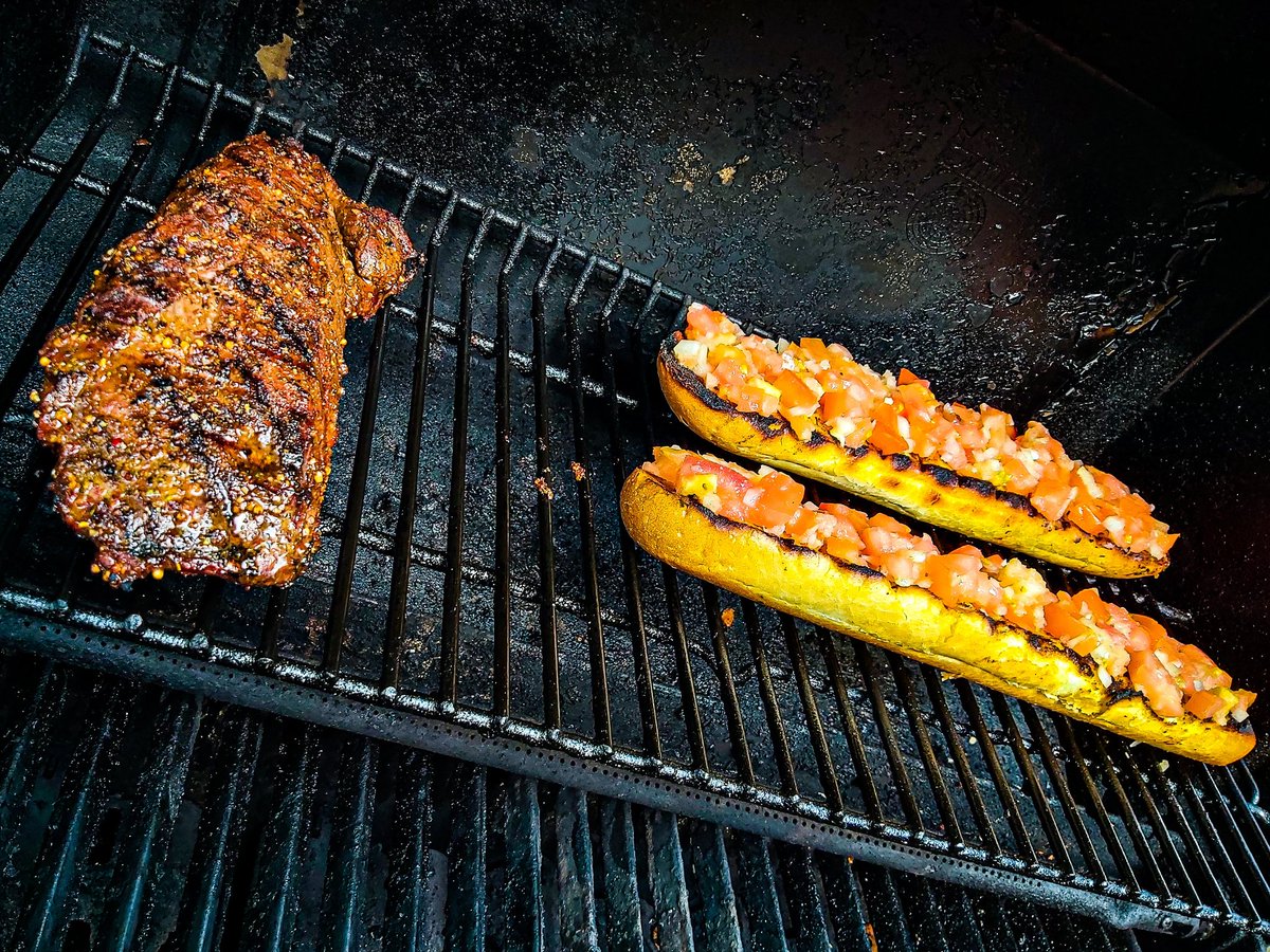 TNO_TV's tweet photo. The #VenisonRoast and #Bruschetta are almost there!

#WhatsForDinner #FromFieldToPlate #Venison #Mmm #Foodie #BBQ #BroilKing #KingOfTheGrill #WhatGetsYouOutdoors #OntarioOutdoors #PatioDining #TrueNorthOutdoorsTV #TNO_TV https://t.co/Z0hHMMW0Nk