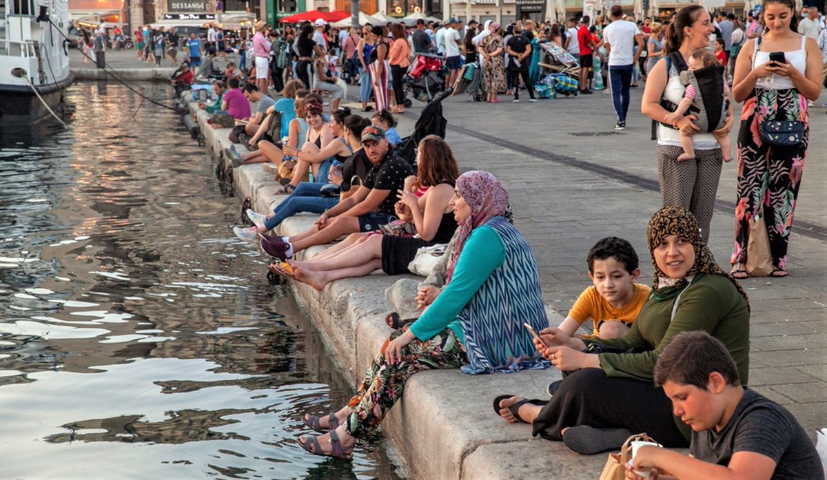 ABCMundial's tweet photo. "Europa trata de dejar atrás la pandemia aunque todavía falta mucho" por @m1_pablo #PabloMunini 
Nuestro corresponsal en Italia 🇮🇹 cruzó la frontera y visitó varias ciudades de Francia 🇫🇷 para compartir su experiencia.
#COVID19  #Coronavirus #Verano 
https://t.co/tGQ69oUK3l https://t.co/IpMnEEX8Ds
