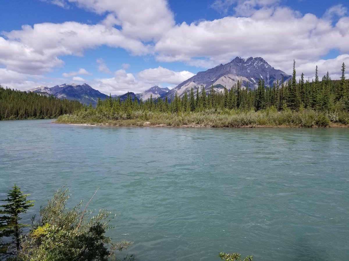 Derek_N_NHL's tweet photo. Ending a 17km trail hike between Canmore and Banff at one of the most iconic hotels in the world, the Fairmont Banff Springs? That's hard to beat https://t.co/To1ZA4bwSc