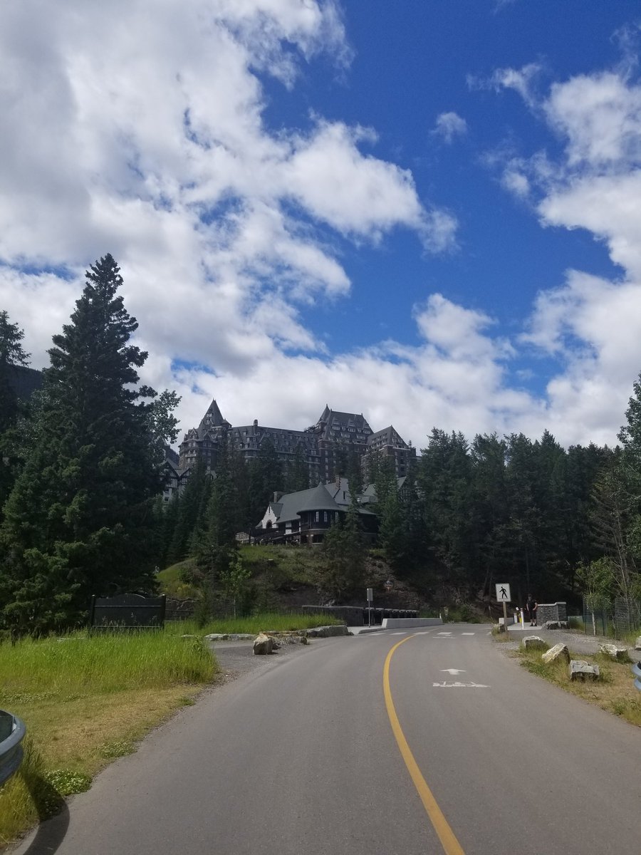 Derek_N_NHL's tweet photo. Ending a 17km trail hike between Canmore and Banff at one of the most iconic hotels in the world, the Fairmont Banff Springs? That's hard to beat https://t.co/To1ZA4bwSc