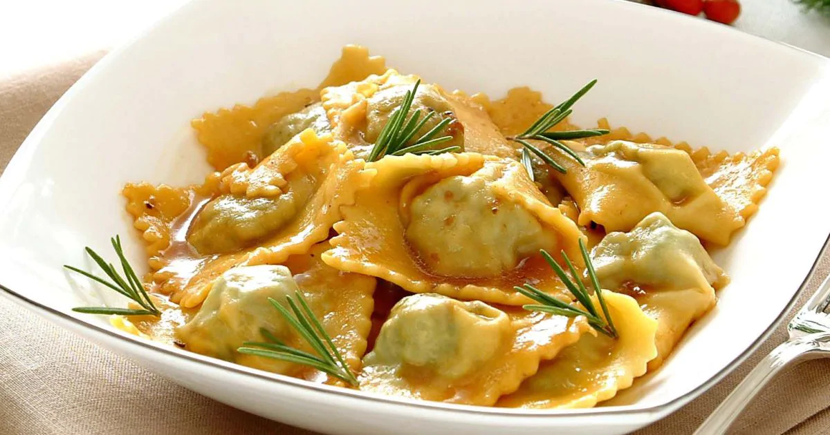 Agnolotti are a typical pasta from Piedmont, filled with roasted meat. As tradition has it, they can be topped with roasted meat sauce, sage and butter, ragù, or they can be eaten with broth. 3/?