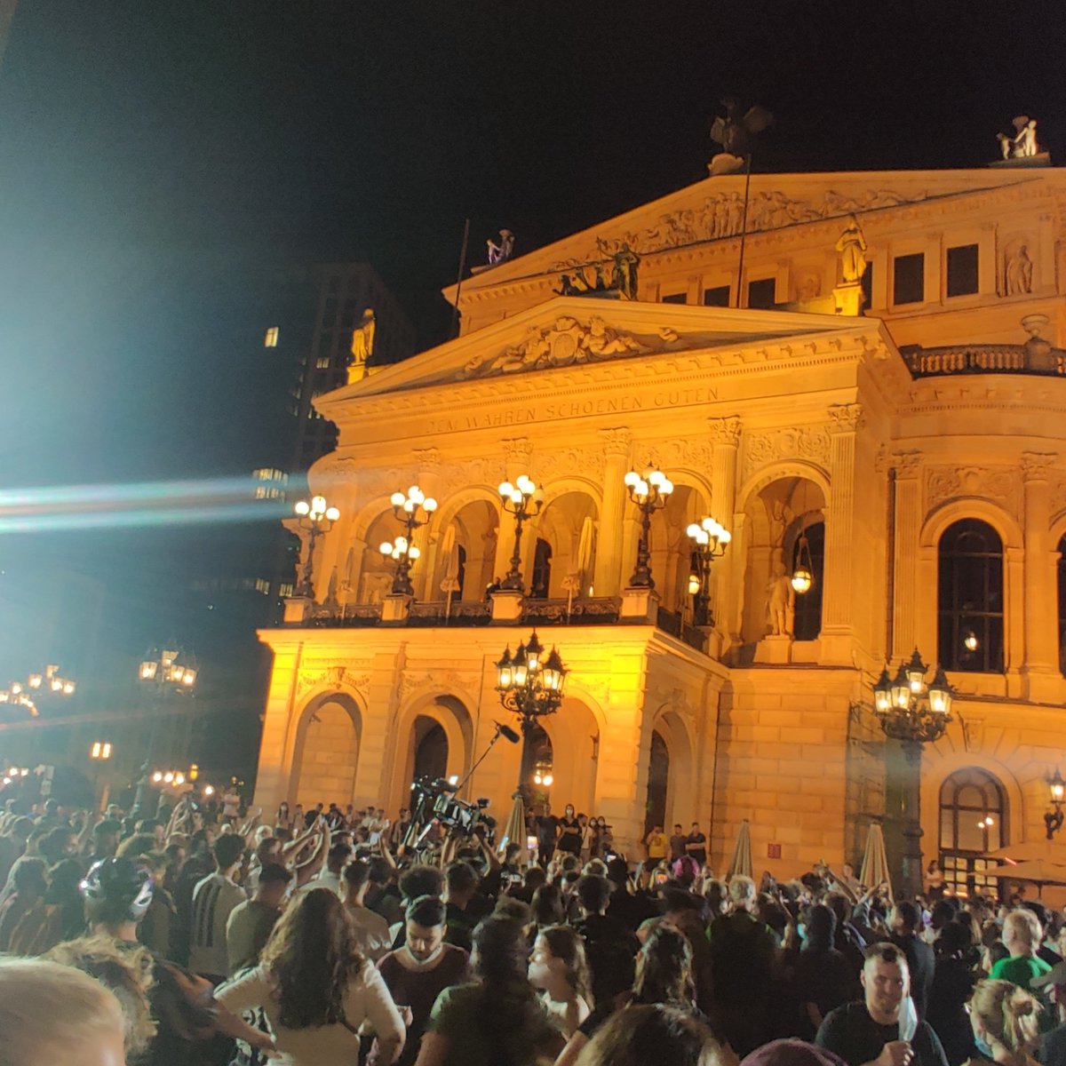 FFF_Frankfurt's tweet photo. Peter Feldmann spricht mit den Demonstrant*innen und versucht sich rauszureden.

Wir fordern mit ihnen: 
Opernplatz nicht räumen! ✊💚

#Frankfurt #BlackLivesMatter https://t.co/AmHohpU5j1