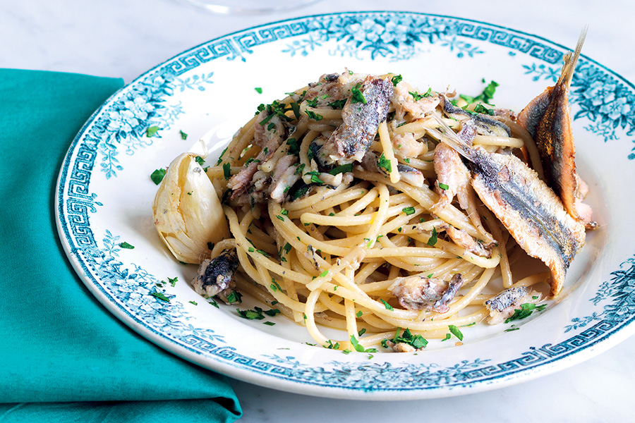 Bigoli are like thick spaghetti, typical of Veneto. They can be topped with a variety of sauces, the most common are goose sauce (bigoli co l'arna ) or with sardines and onions (bigoli co le sardele). 5/?