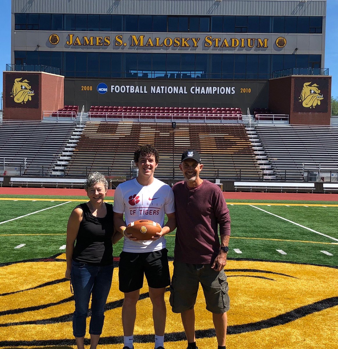 elijahmickey29's tweet photo. Following a great camp and phone call with @CoachWiese and @CoachStegerUMD I’m proud to announce I’ve received and offer to play football at UMD. Go Dawgs! #earnit https://t.co/B42Q1eO8lP