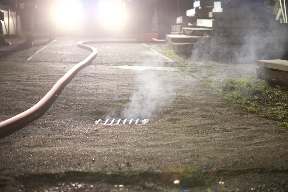 PressePeters's tweet image. Über 100 Einsatzkräfte vor Ort! - zwei Feuerwehrleute verletzt - Feuer „läuft“ durch Abwassersystem! - Rauch steigt aus Gullys- @IRLSSued löst Großalarm aus und warnt die Bevölkerung! - auch #Hamburg durch Rauch betroffen - #Barsbüttel, Von-Bronsart-Straße