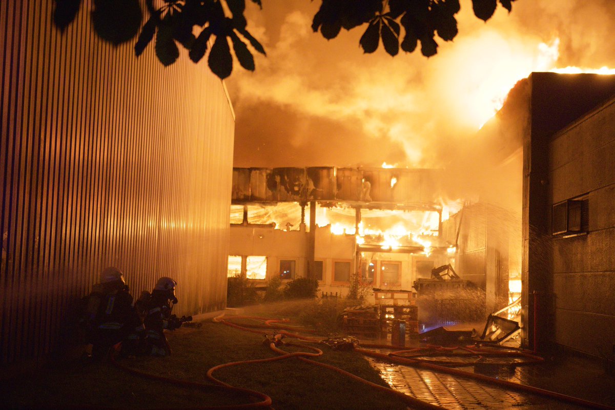 PressePeters's tweet image. Über 100 Einsatzkräfte vor Ort! - zwei Feuerwehrleute verletzt - Feuer „läuft“ durch Abwassersystem! - Rauch steigt aus Gullys- @IRLSSued löst Großalarm aus und warnt die Bevölkerung! - auch #Hamburg durch Rauch betroffen - #Barsbüttel, Von-Bronsart-Straße